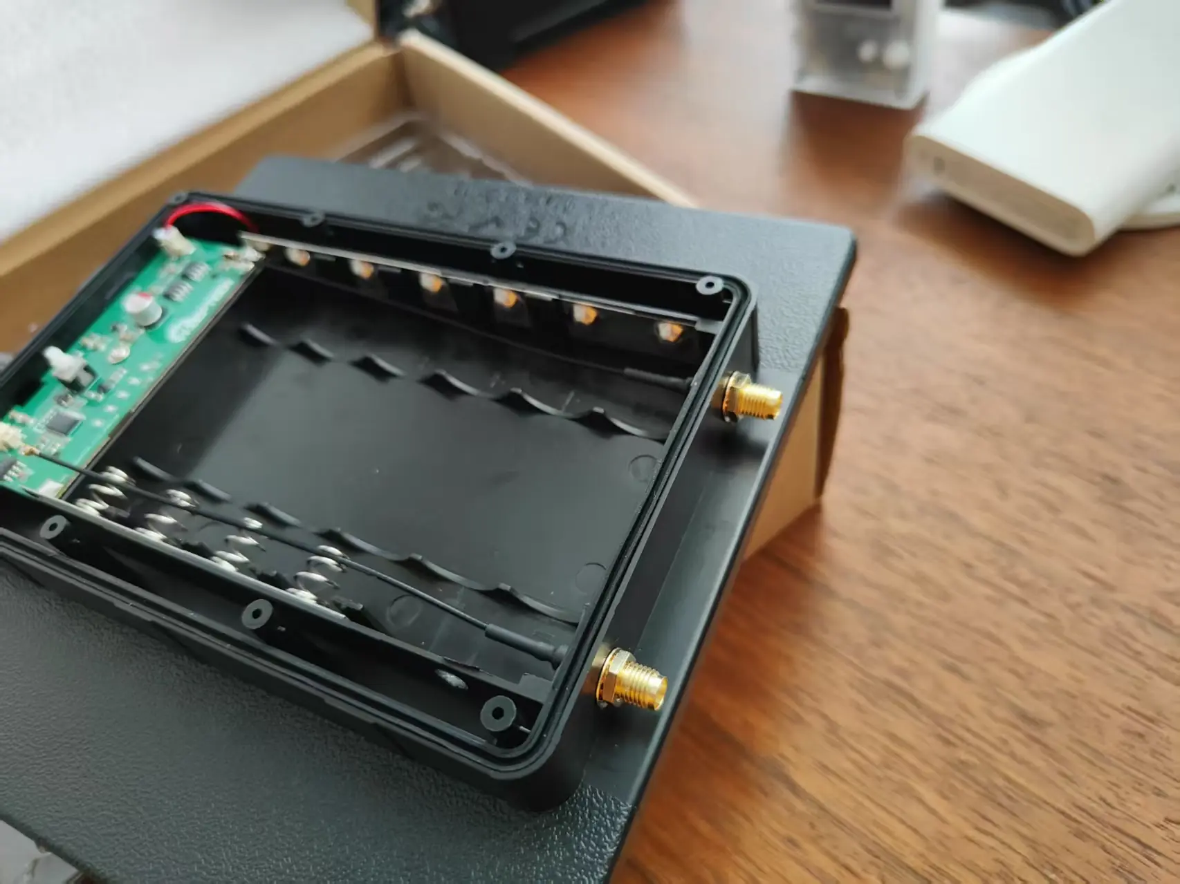 Keepteen D5 太阳能节点，带 GNSS/GPS 天线、LoRa 天线、和 Type-C 充电接口